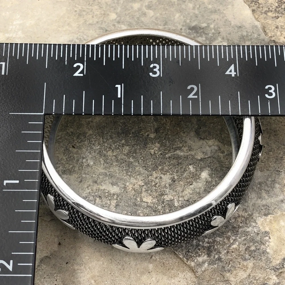 🍀 Metal Mesh Wide Bangle Bracelet - Picture 2 of 3